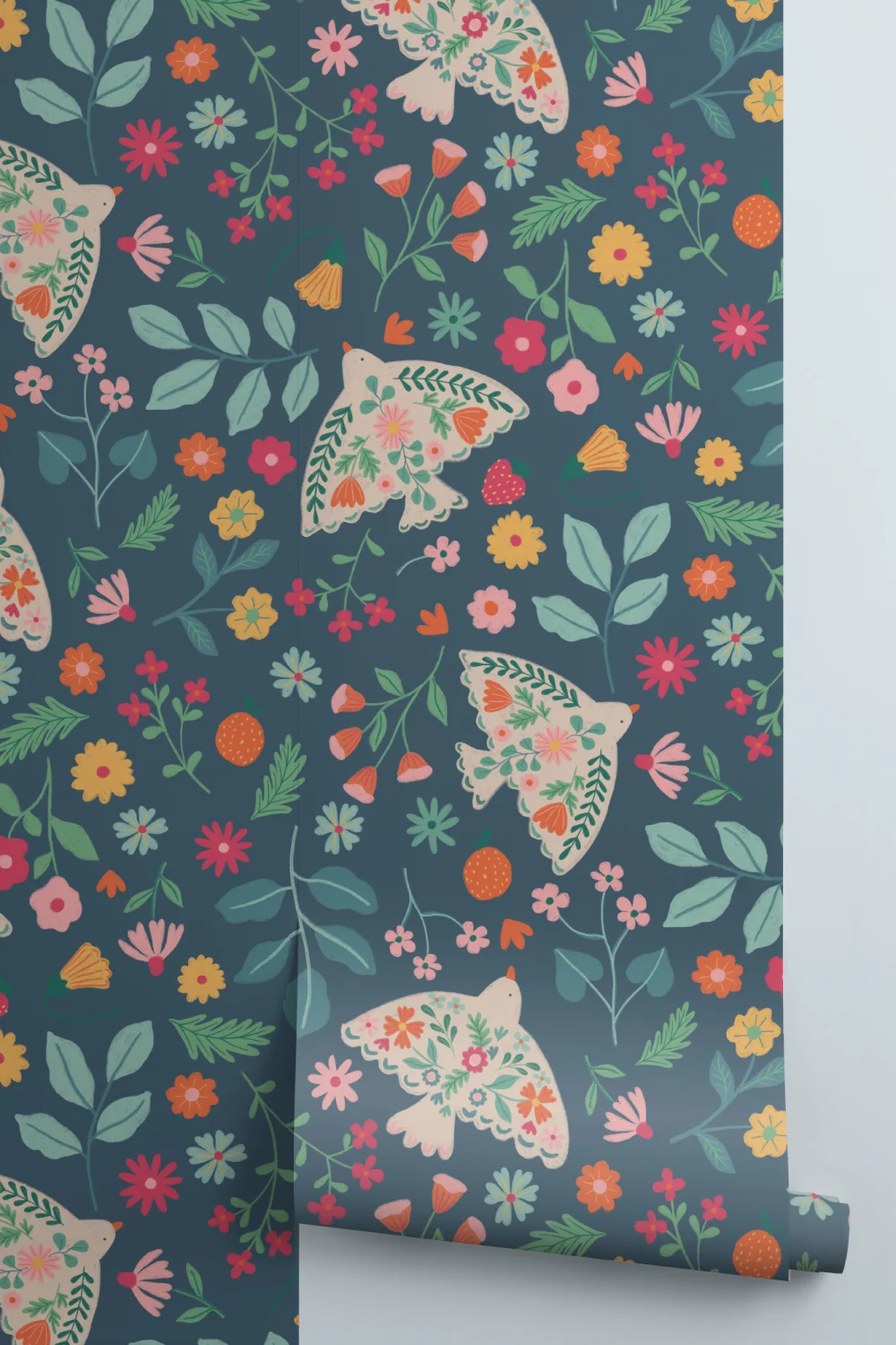 Papel de parede com motivos florais e pássaros escandinavos azuis escuros