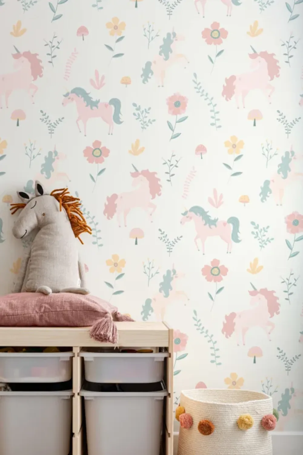 Papel de parede com padrão repetido de Unicórnios e Flores em Pastel