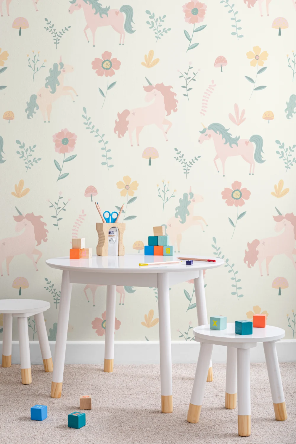 Papel de parede com padrão repetido de Unicórnios e Flores em Pastel