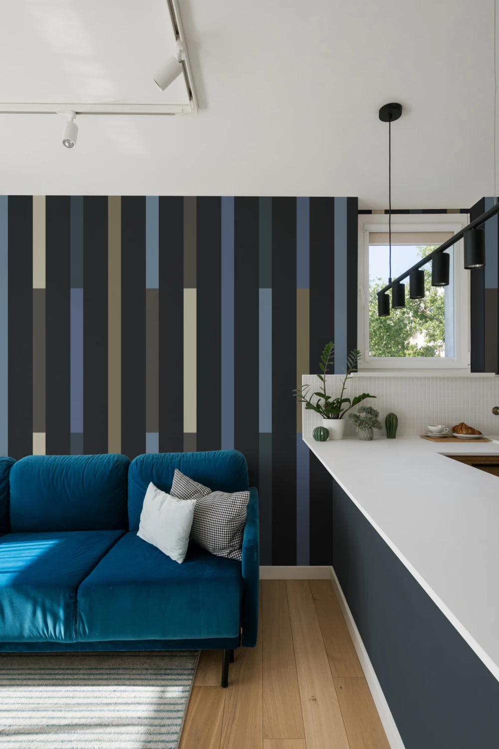 Carta da parati blu contemporanea con motivo a strisce
