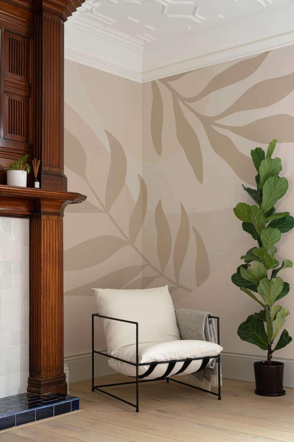 Mural de papel de parede de folhas tropicais pêssego e bege