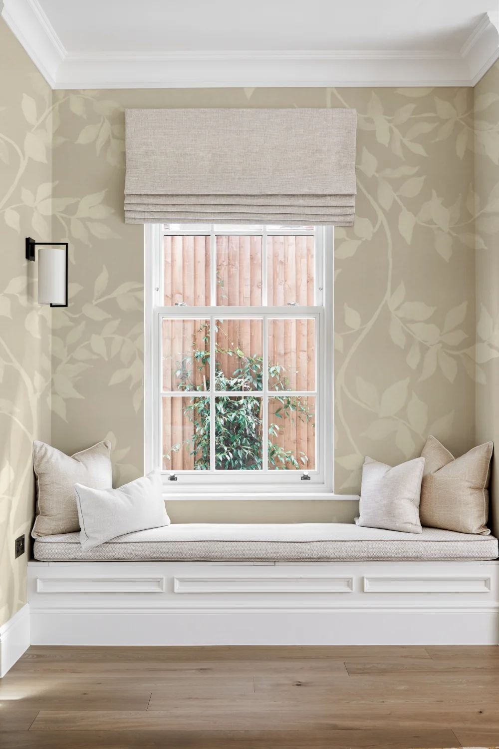 Carta da parati beige di eleganza botanica per spazi tranquilli
