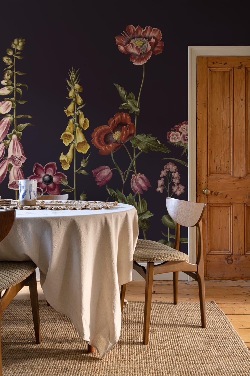 Mørkt illustreret vægmaleri af vilde blomster