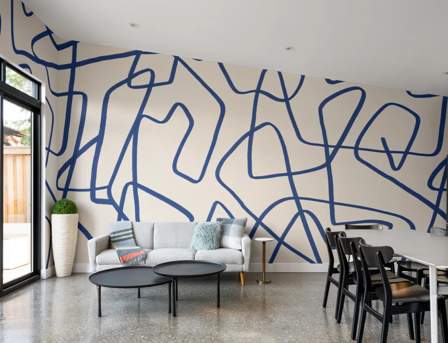Abstracto dibujado a mano garabatos Mural de papel pintado en azul sobre fondo beige