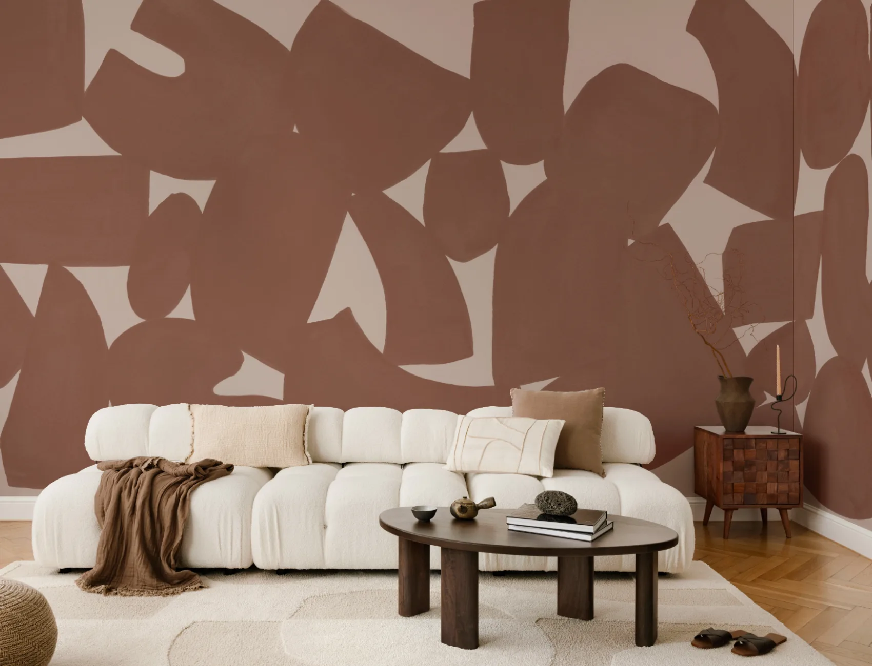 Mural de formas abstractas pintadas à mão em terracota