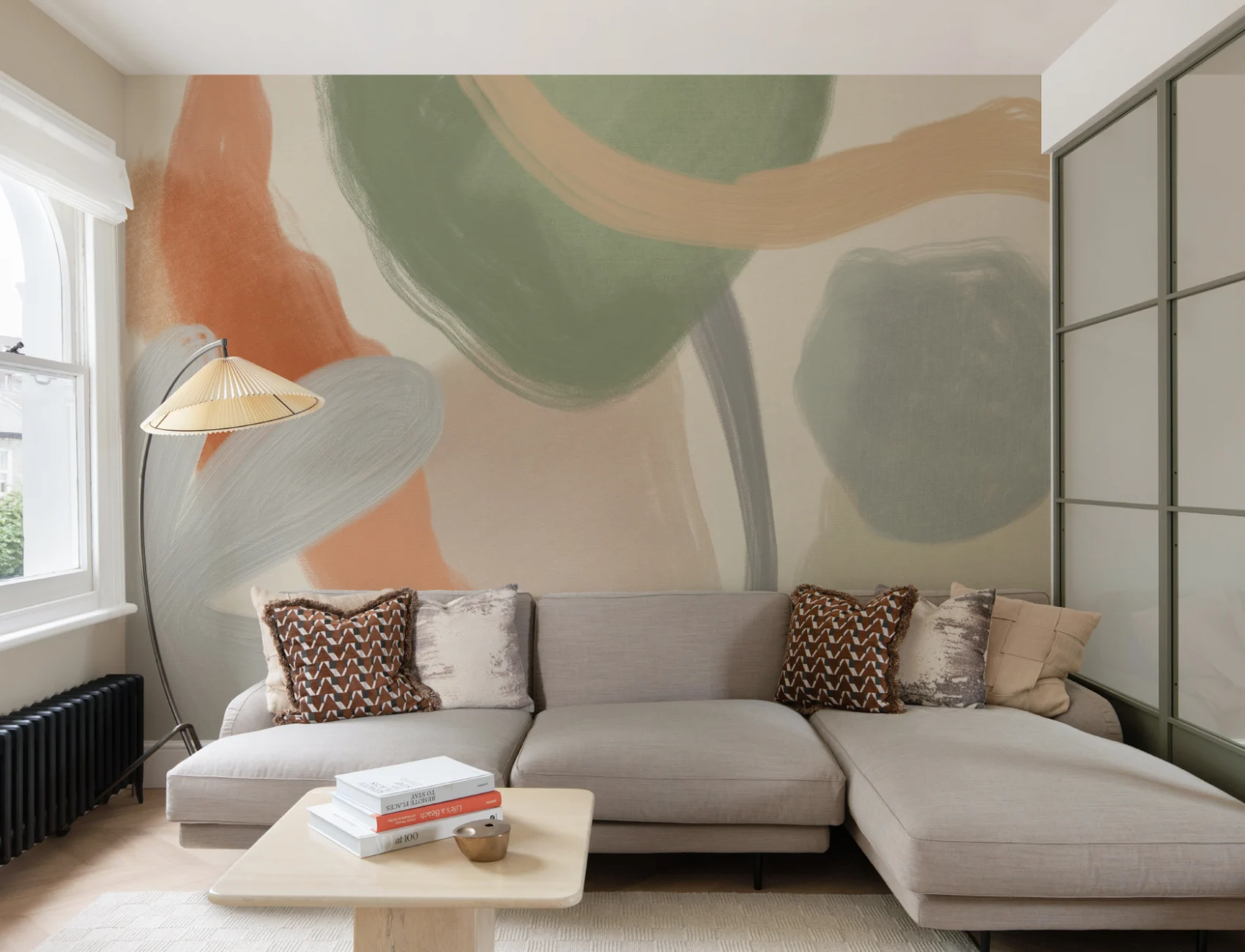 Muurschildering van organische abstracte vormen in zachte beige tinten