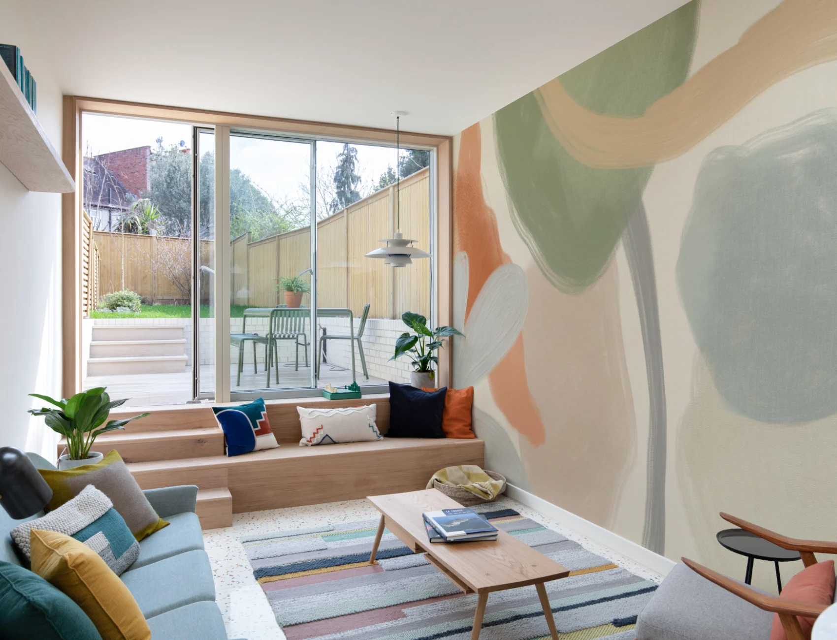 Muurschildering van organische abstracte vormen in zachte beige tinten