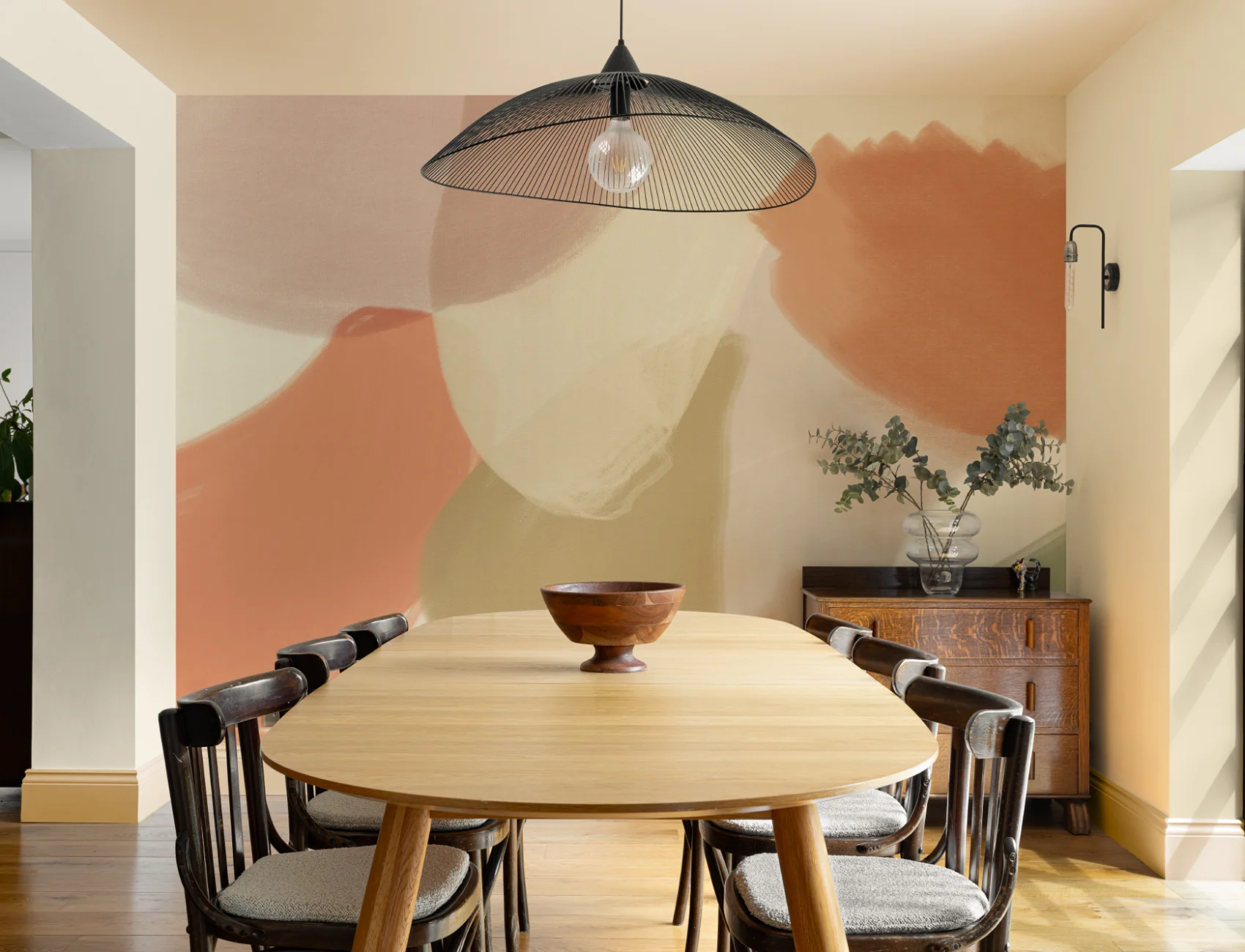 Mural de formas orgânicas abstractas pintado à mão