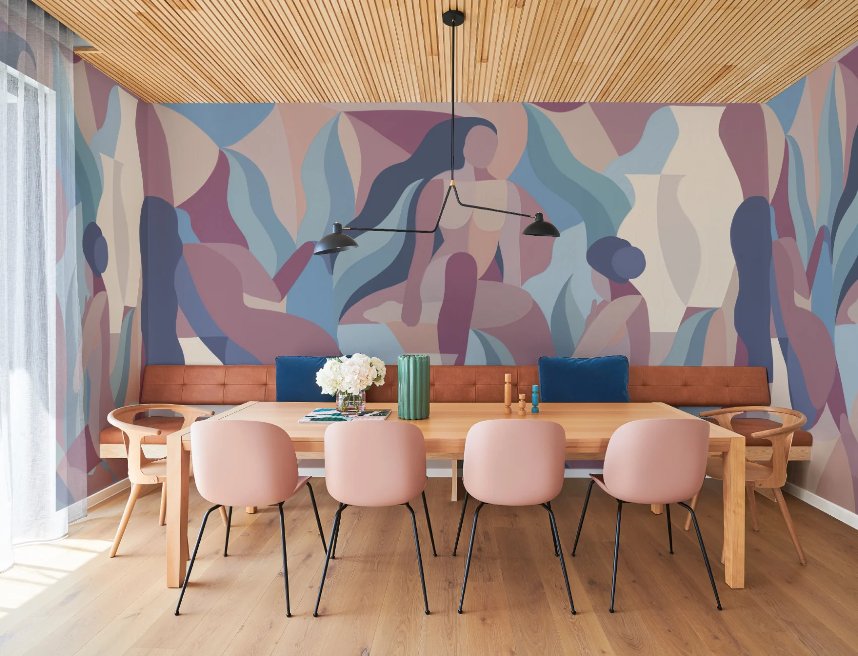 Mural de papel pintado a mano con formas femeninas en malva y azul