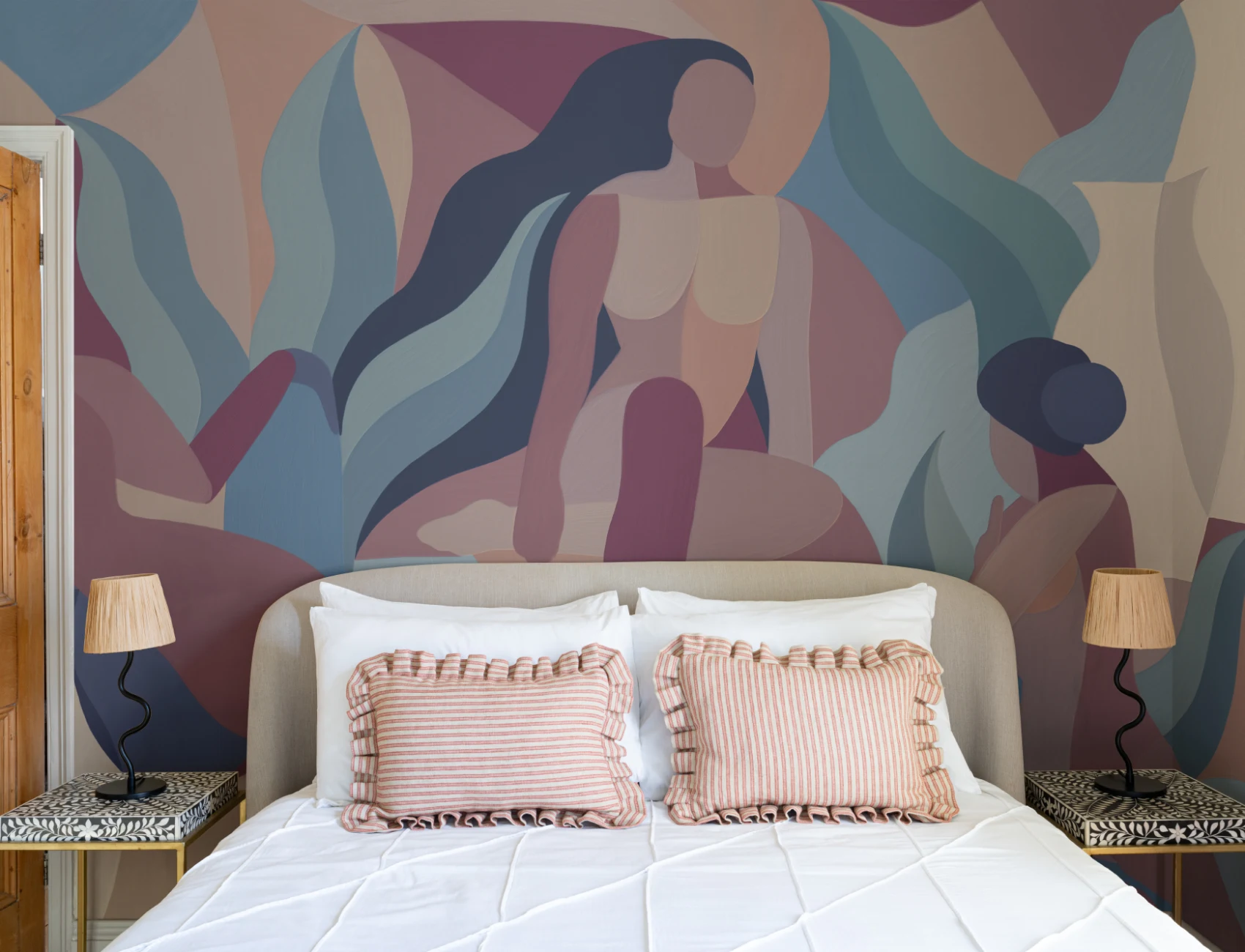 Mural de papel pintado a mano con formas femeninas en malva y azul