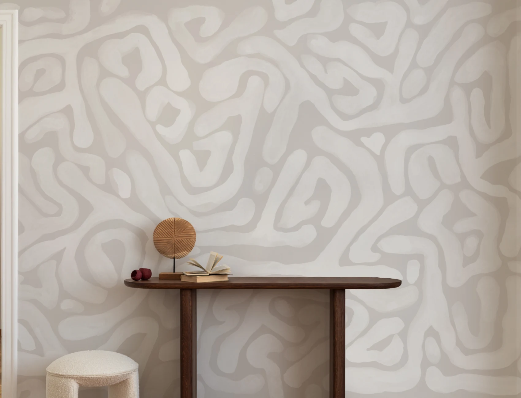 Handgeschilderde muurschildering met organisch stromingspatroon in beige