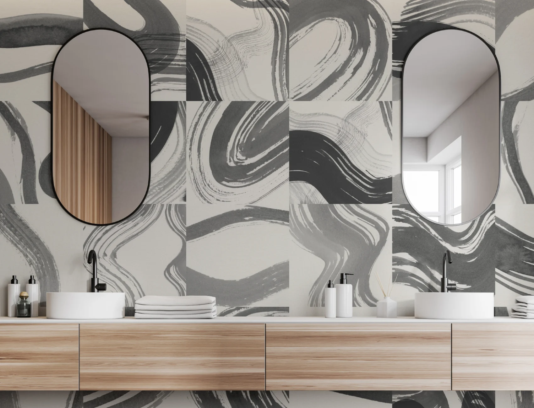 Mural de azulejos pretos com formas abstractas a tinta