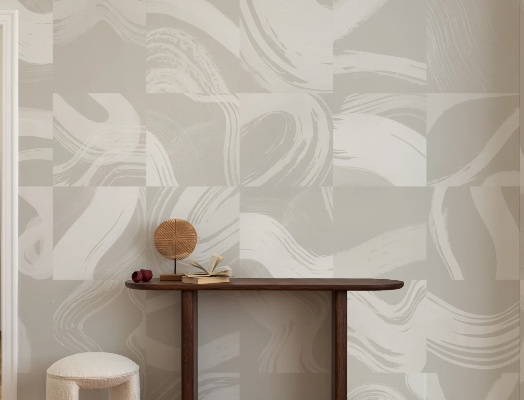 Mural de azulejos bege com formas abstractas a tinta
