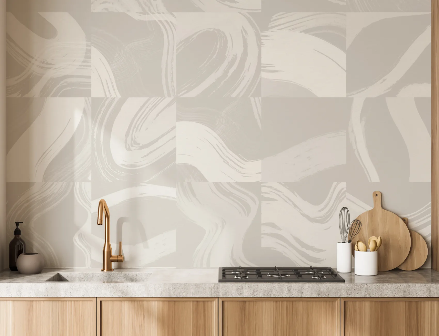 Mural de azulejos bege com formas abstractas a tinta