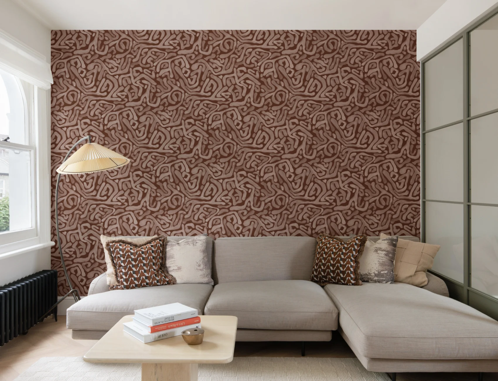 Papel pintado con patrón de laberinto orgánico pintado a mano en terracota