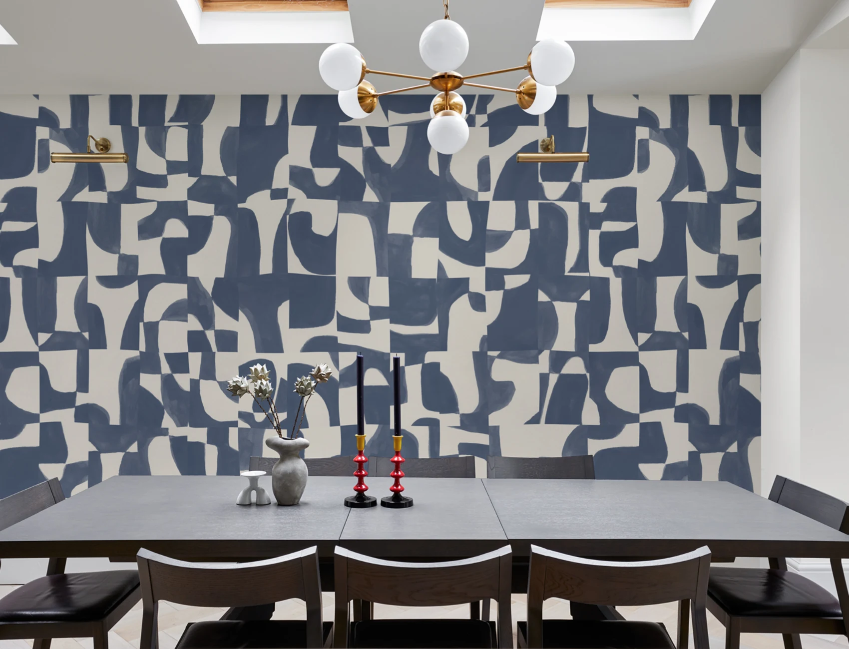 Mural de papel pintado con motivos geométricos abstractos en azul frío