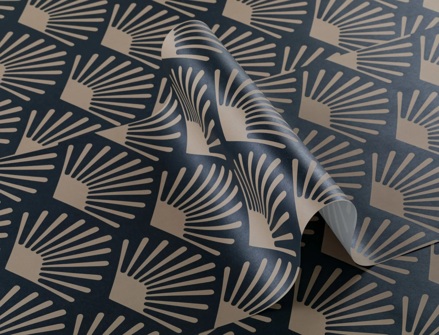 Mustertapete Rapport Fächer Art Deco Goldfarben und Marineblau