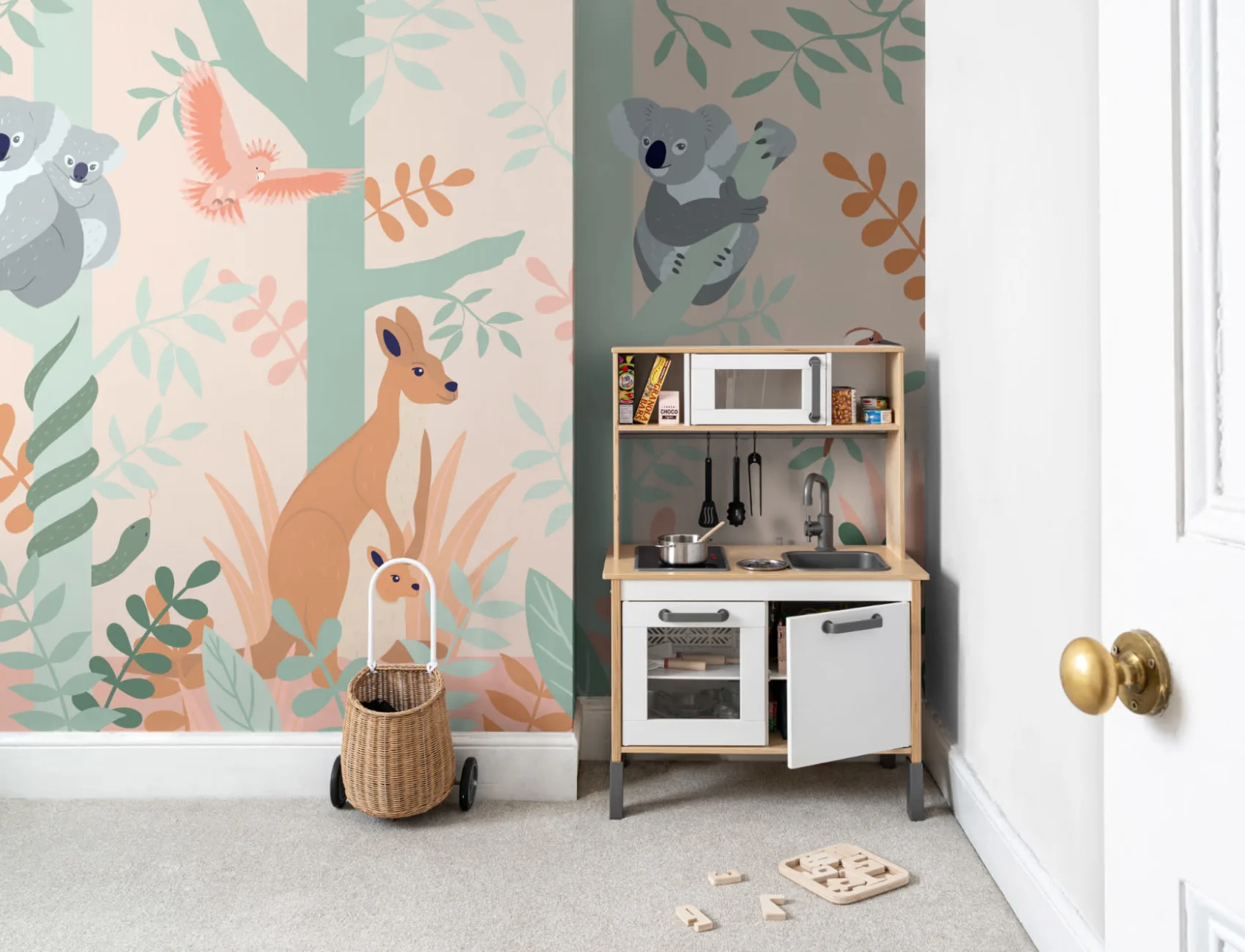 Mural Papel Pintado Infantil en Estilo Dibujos Animados con Koalas y Canguros en la Jungla Australiana