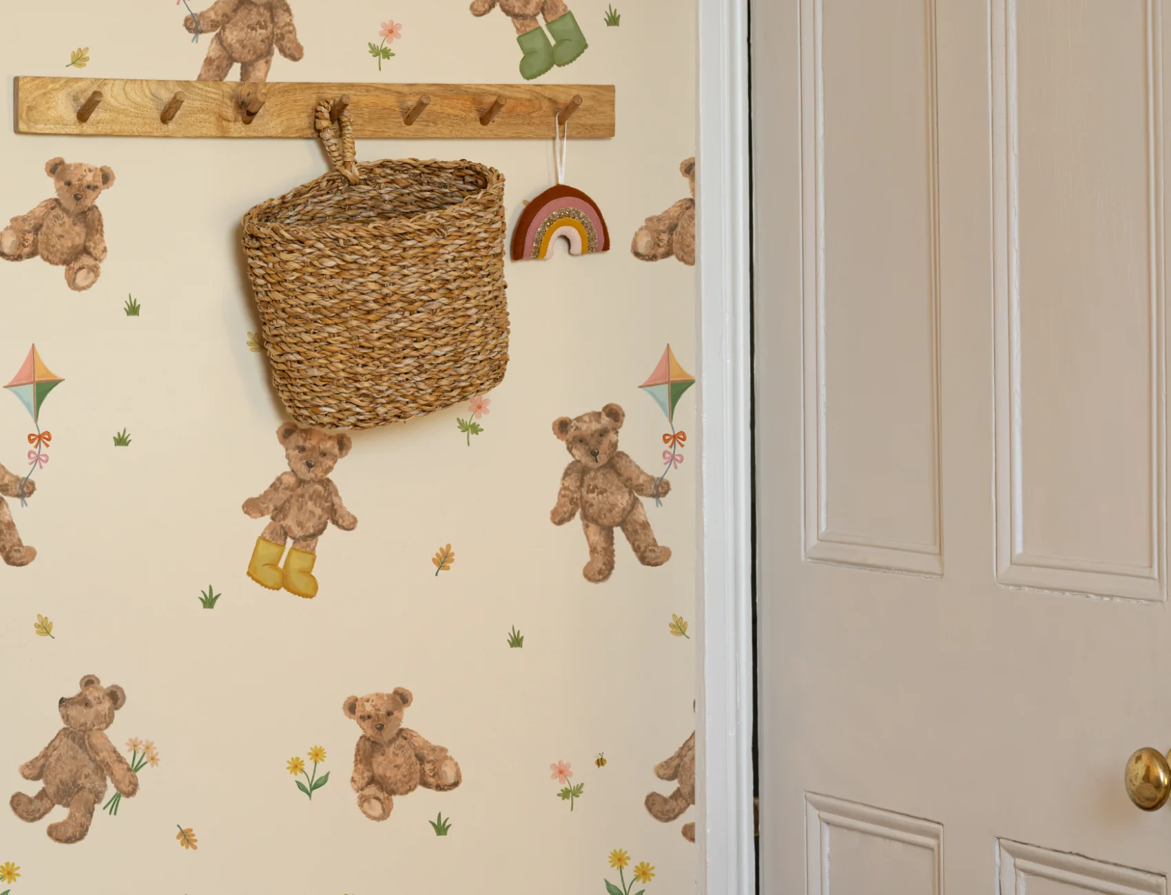 Papel pintado infantil con motivo de osito beige