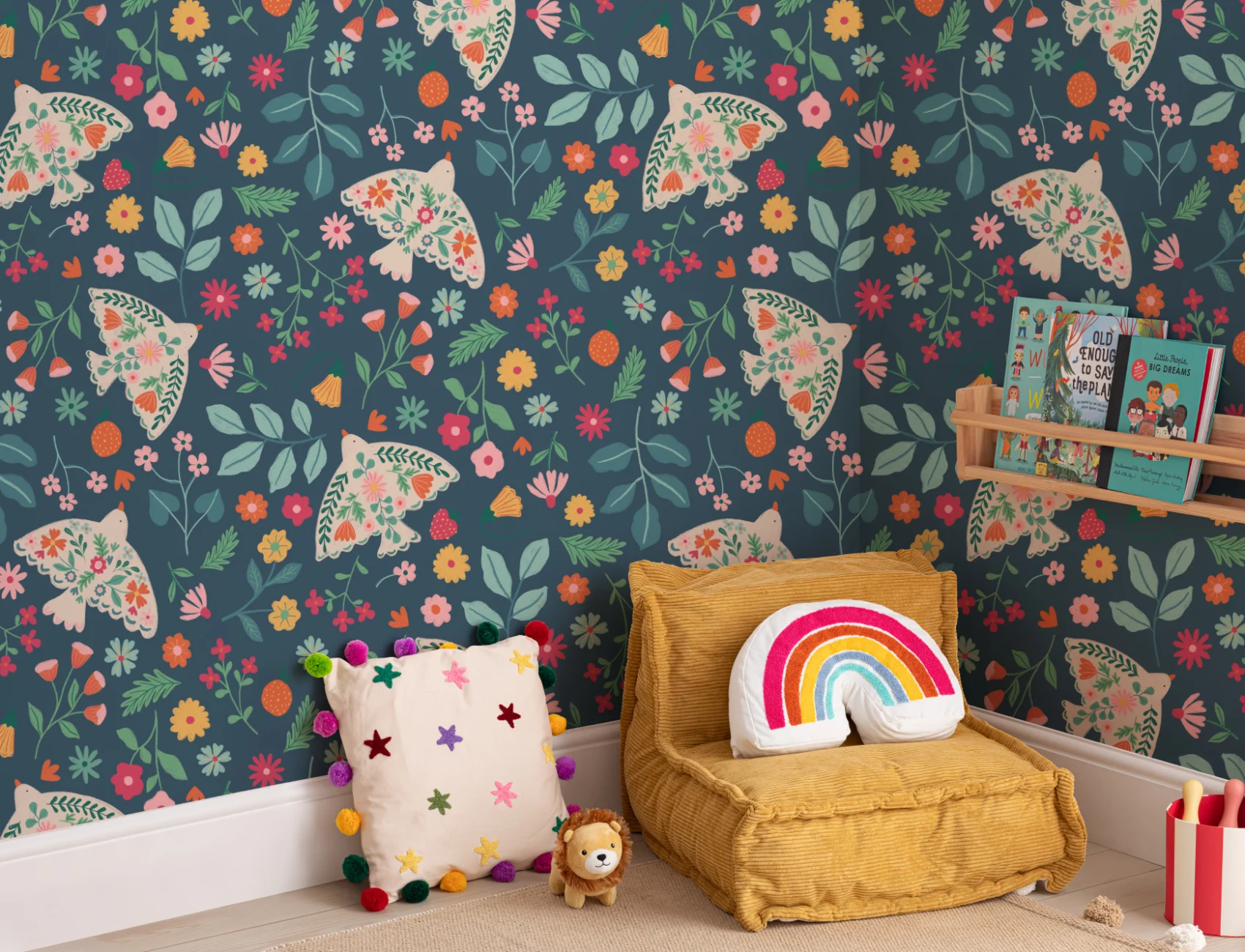 Papel de parede com motivos florais e pássaros escandinavos azuis escuros