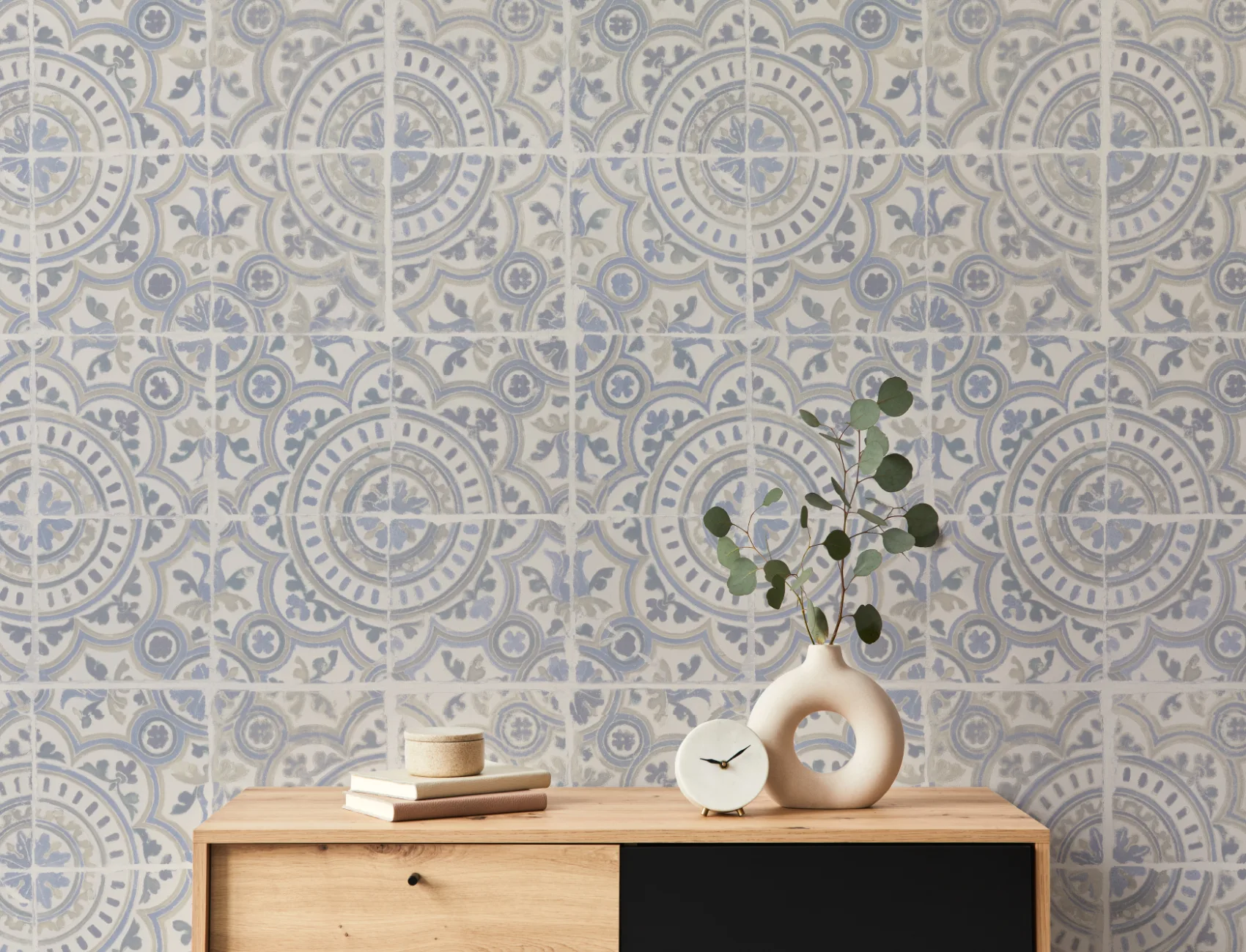 Mural de papel pintado azul que añade un toque mediterráneo