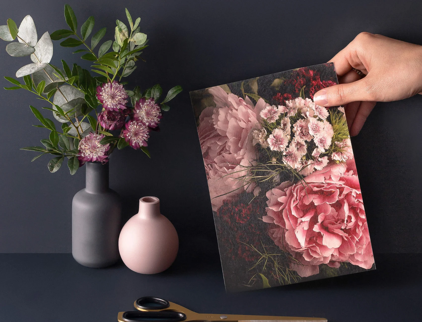 Roze Fotografisch Oversized Donker Stemmig Bloemen Behang Muurschildering