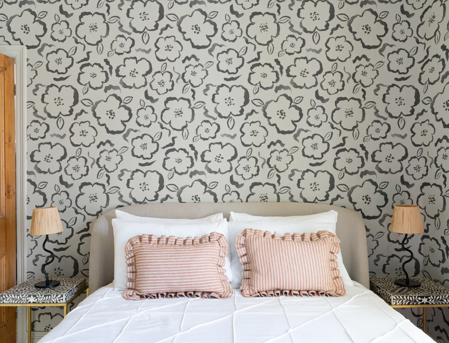 Papel de parede com padrão de repetição floral abstrato de pintura a preto e branco