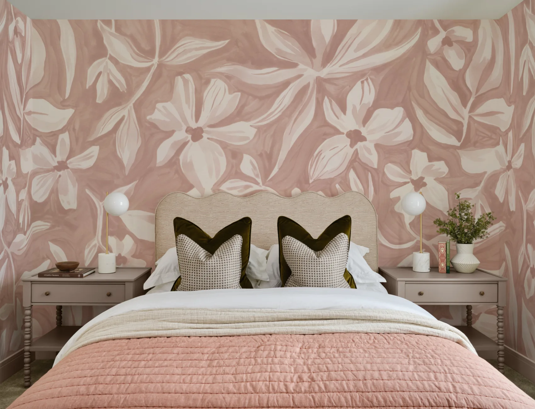 Mjuk beige blommig mural-tapeter för utsökta rum