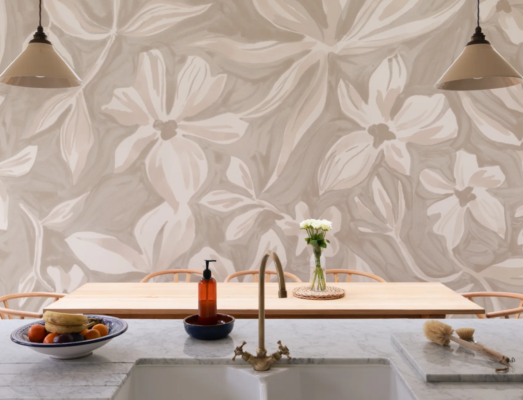Papier peint panoramique floral beige élégant pour des intérieurs sereins