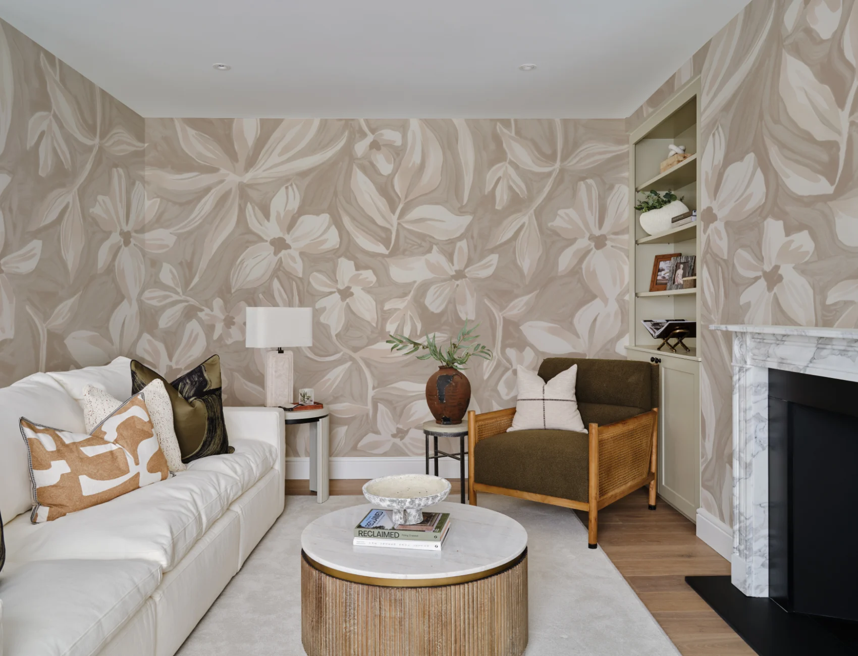 Papier peint panoramique floral beige élégant pour des intérieurs sereins