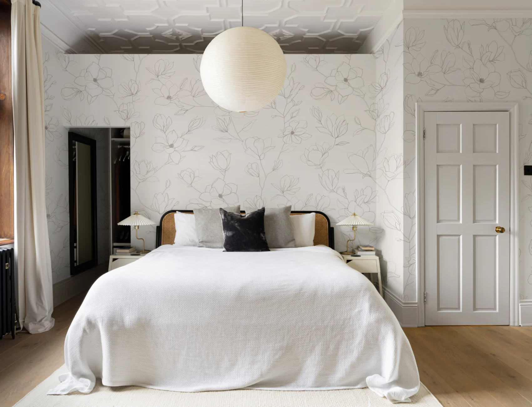 Minimalistische crèmekleurige kersenbloesem muurschildering