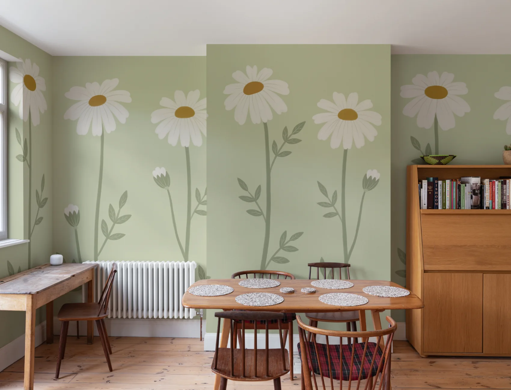 El arte mural floral de margaritas en tonos pastel aporta un aire tranquilo