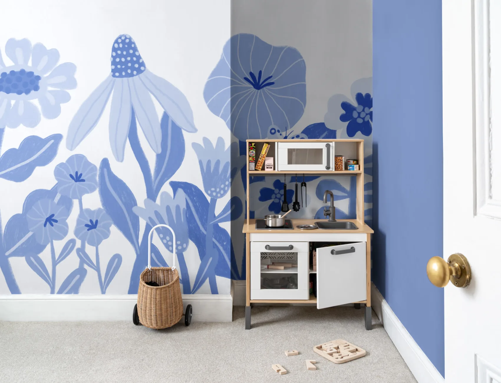 Murale blu per bambini con fiori scandinavi retrò