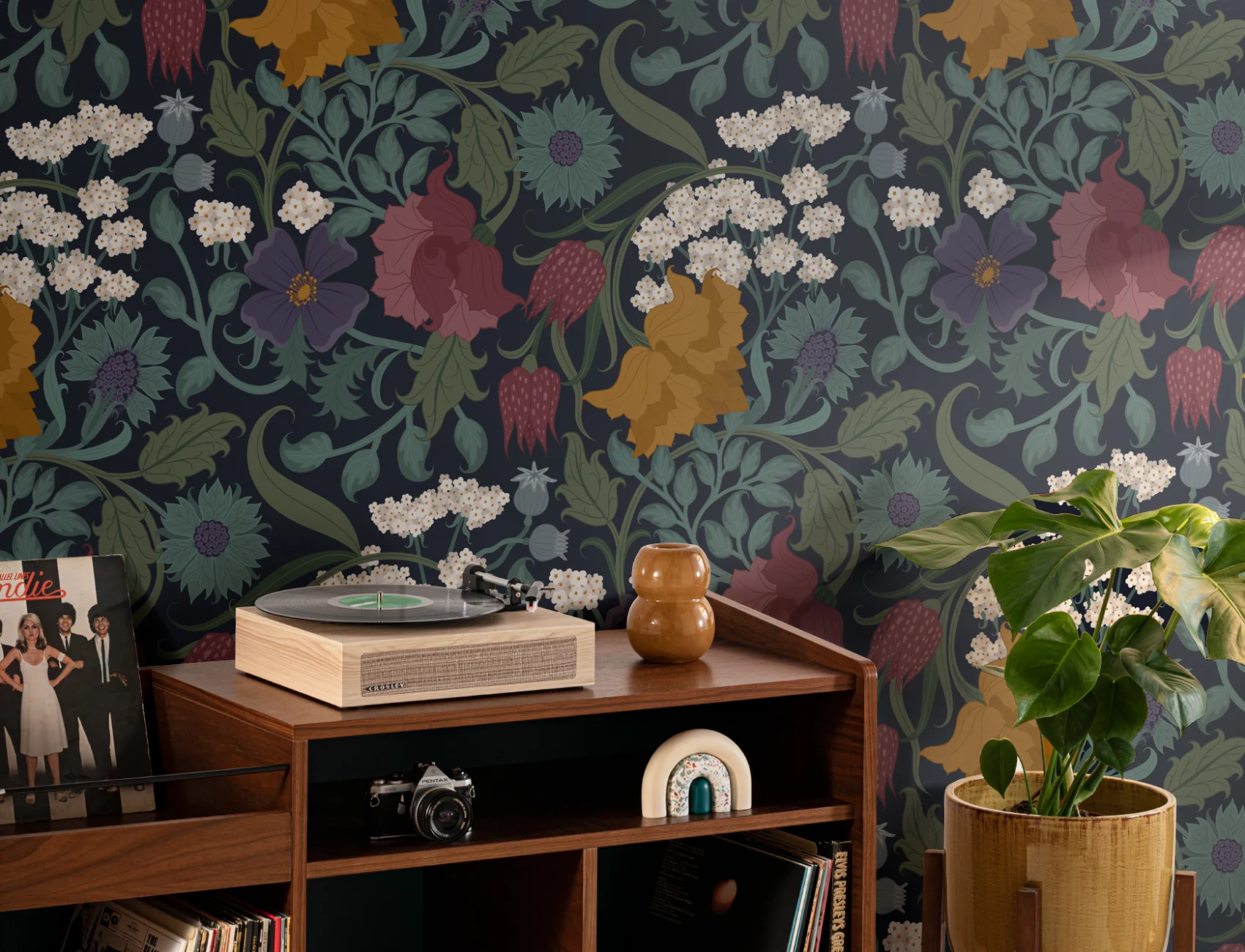 Vintage kleurrijk donker bloemenpatroon behang