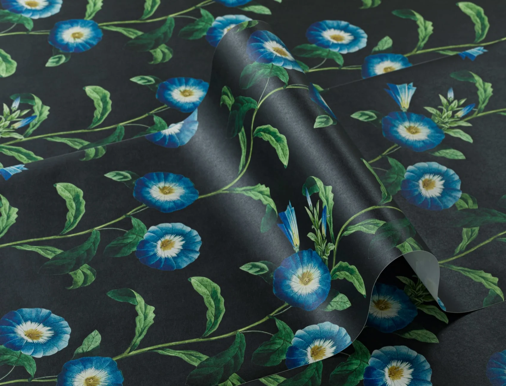 Papel de parede floral Leafy Bright Blue Petunia
