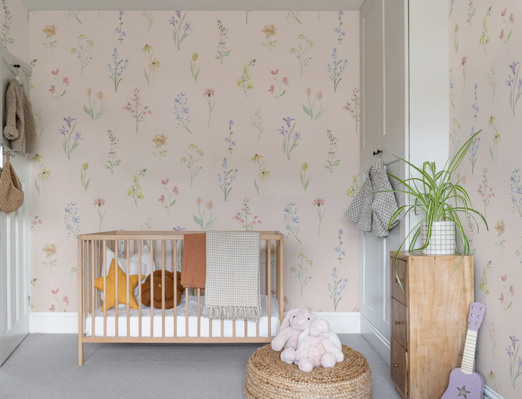 Veelkleurige vintage bloemen muurschildering voor tijdloze charme