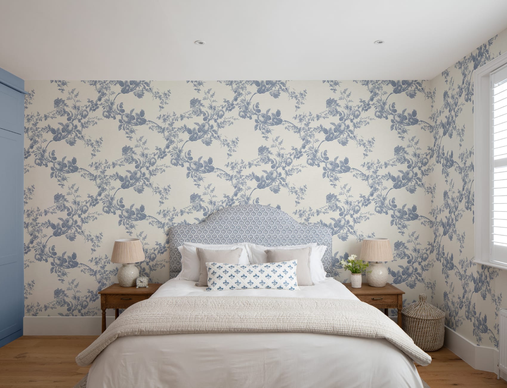 Blue Vintage Floral Elegance Pattern Wallpaper Mural