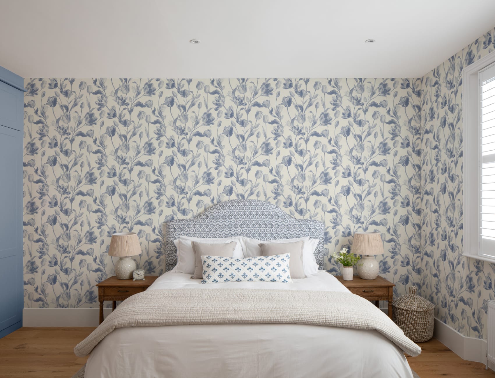 Blauw botanisch bloemenontwerp behangpatroon muurschildering