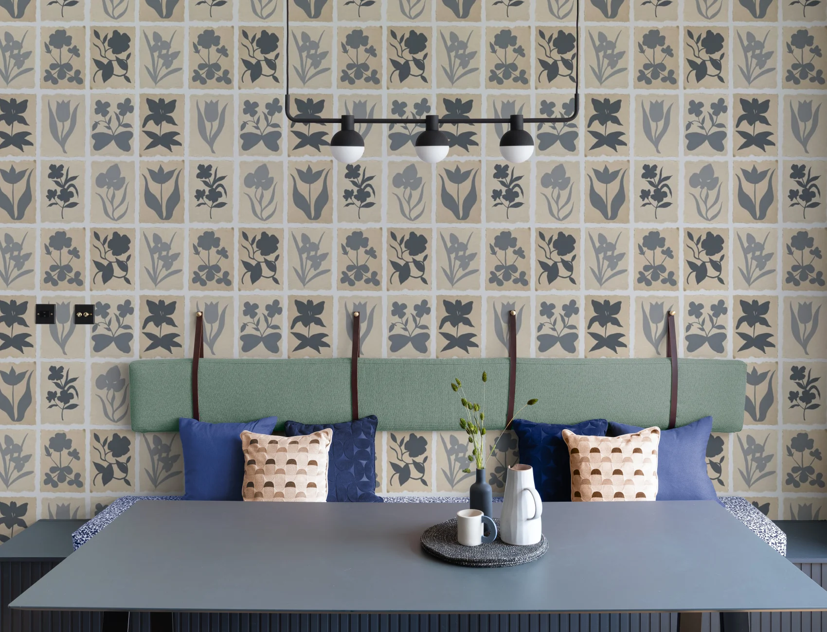 Design de murale cu model floral vintage albastru