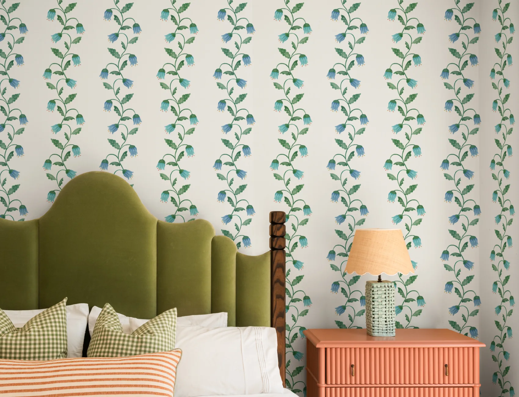 White Striped Wavy Hyacinth Wallpaper