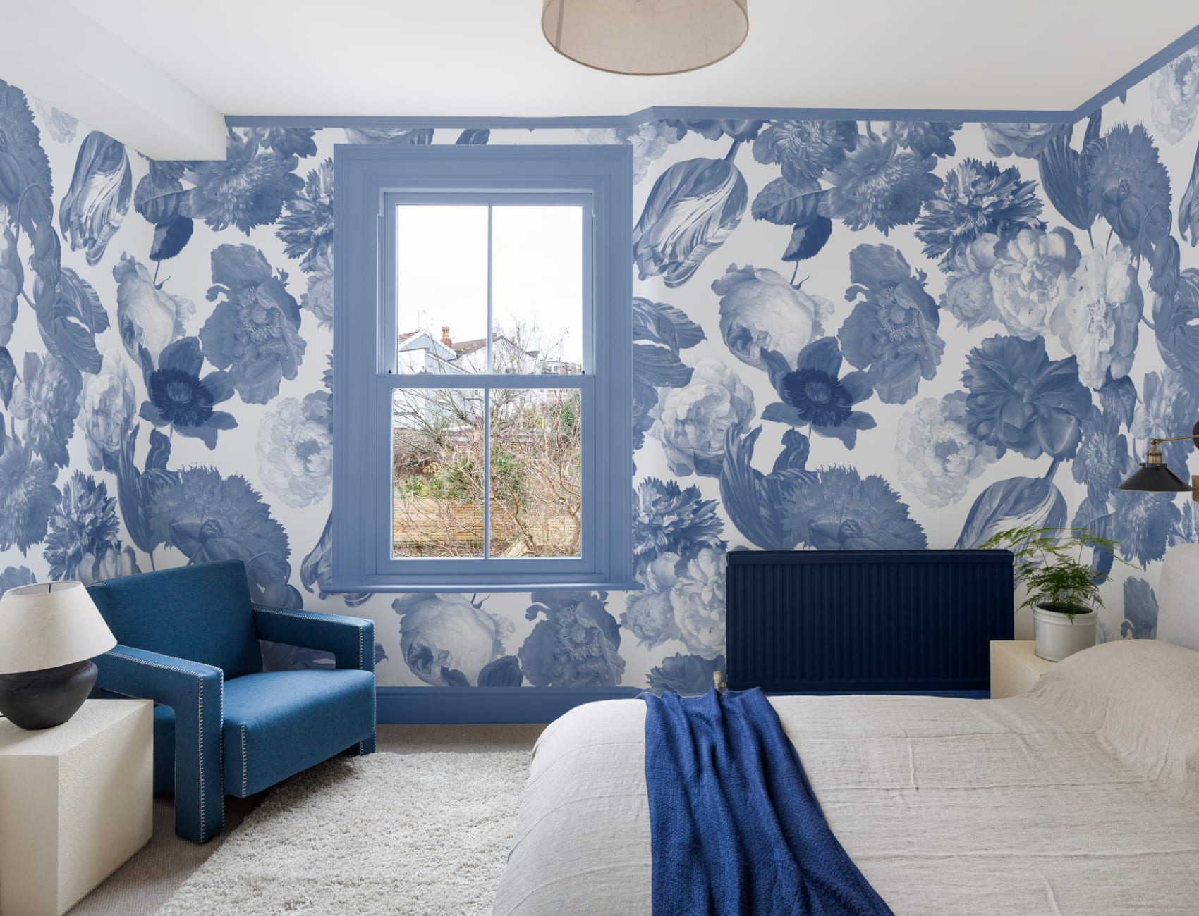 Mural de papel pintado en azul con flores a gran escala