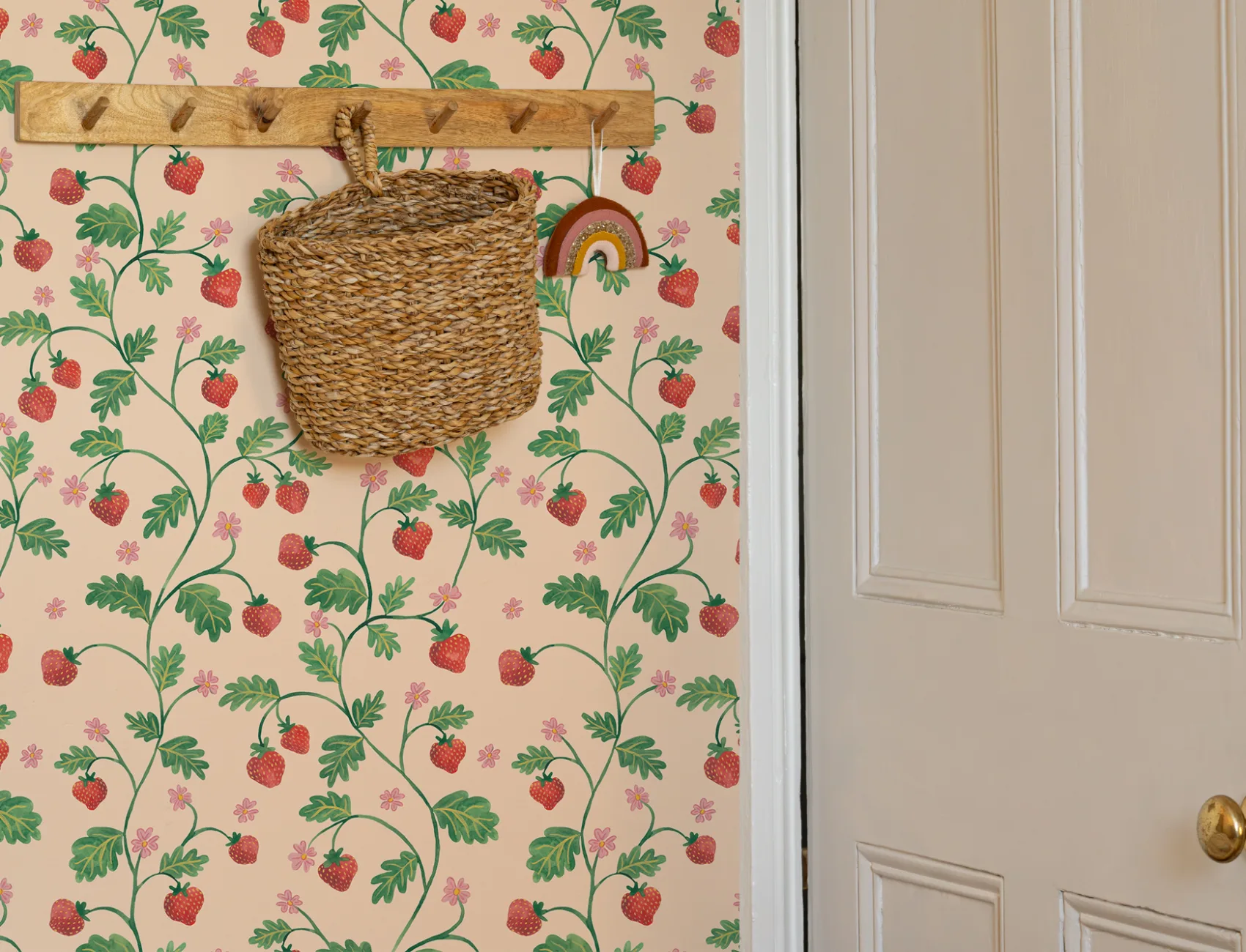 Carta da parati beige vintage acquerellata con fragole e fogliame