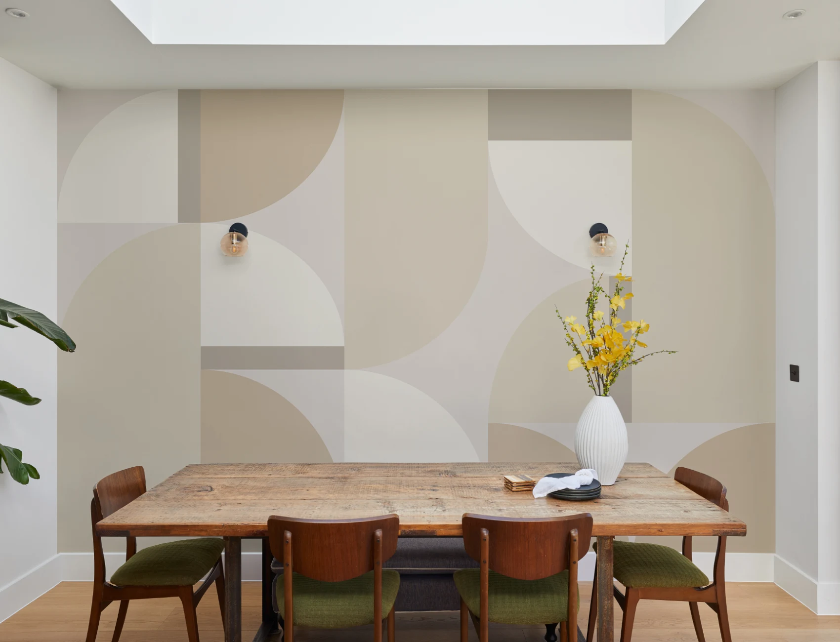 Mural contemporâneo neutro com padrão geométrico em arco