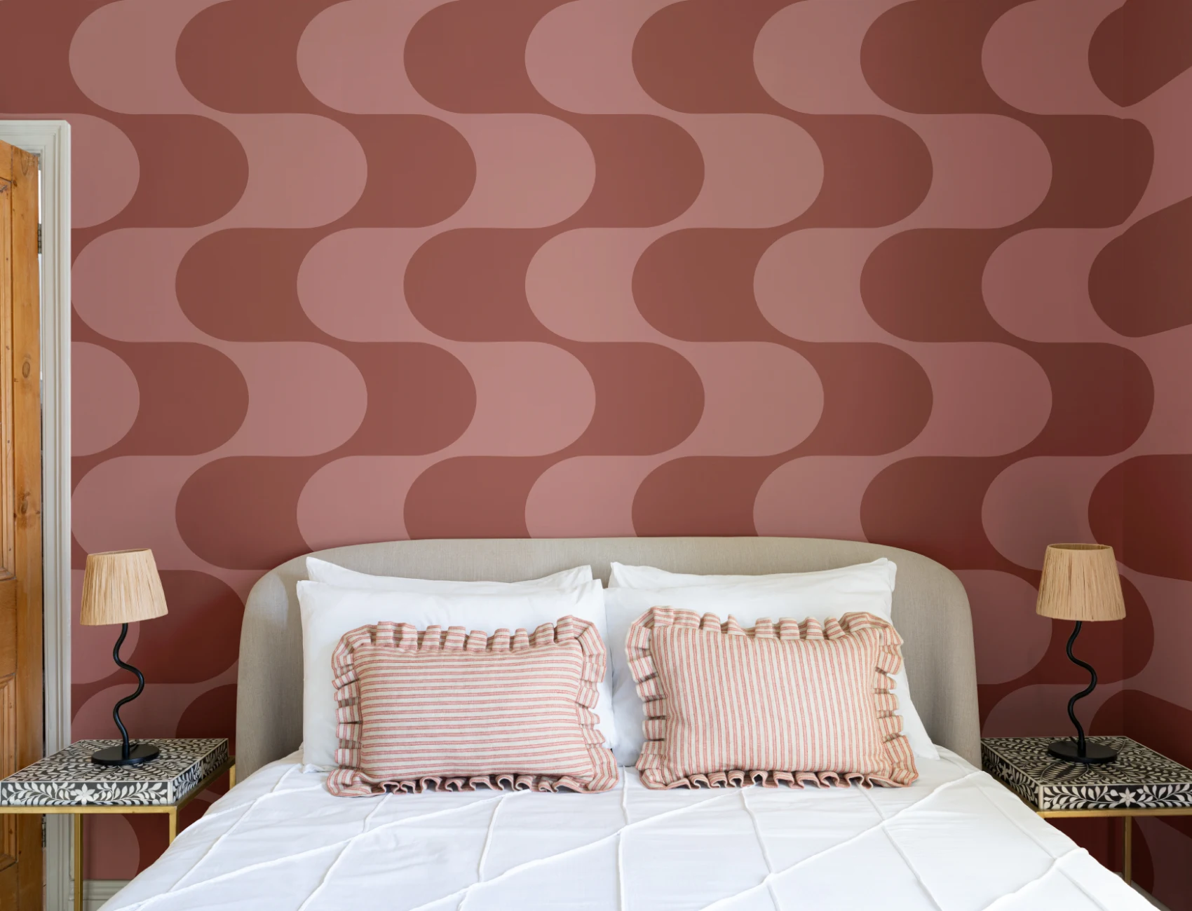 Mural de papel pintado rojo y rosa con motivos geométricos retro