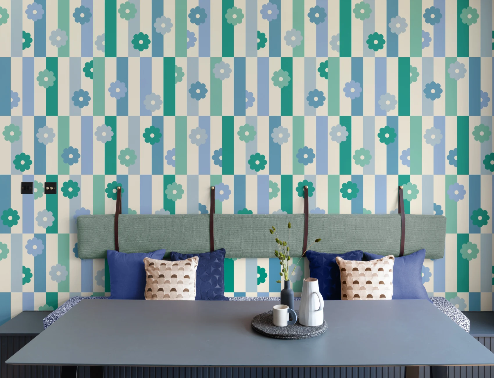 Elizabeth Olwen Flower Shift Blue Mural-tapeter