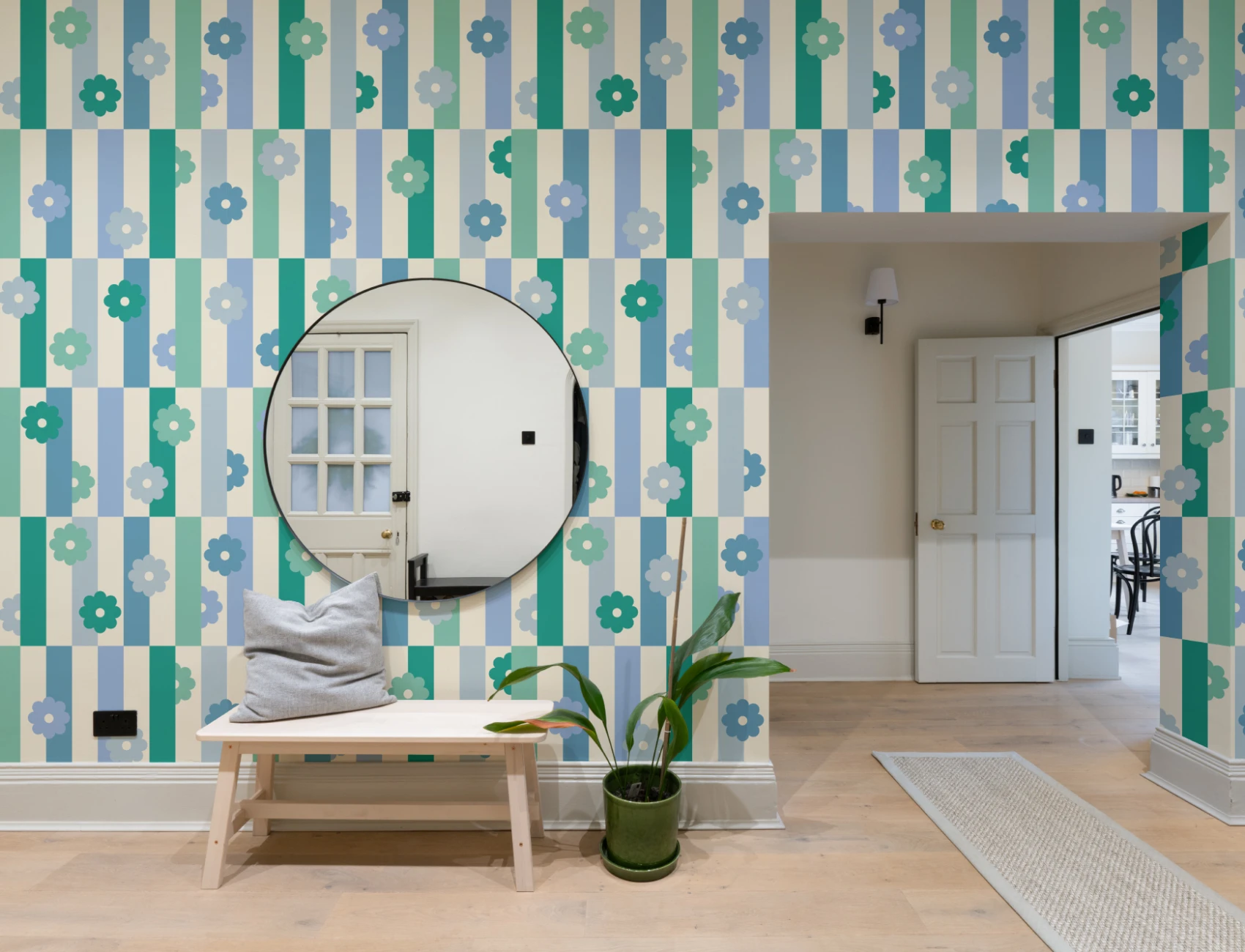 Elizabeth Olwen Flower Shift Blue Mural-tapeter