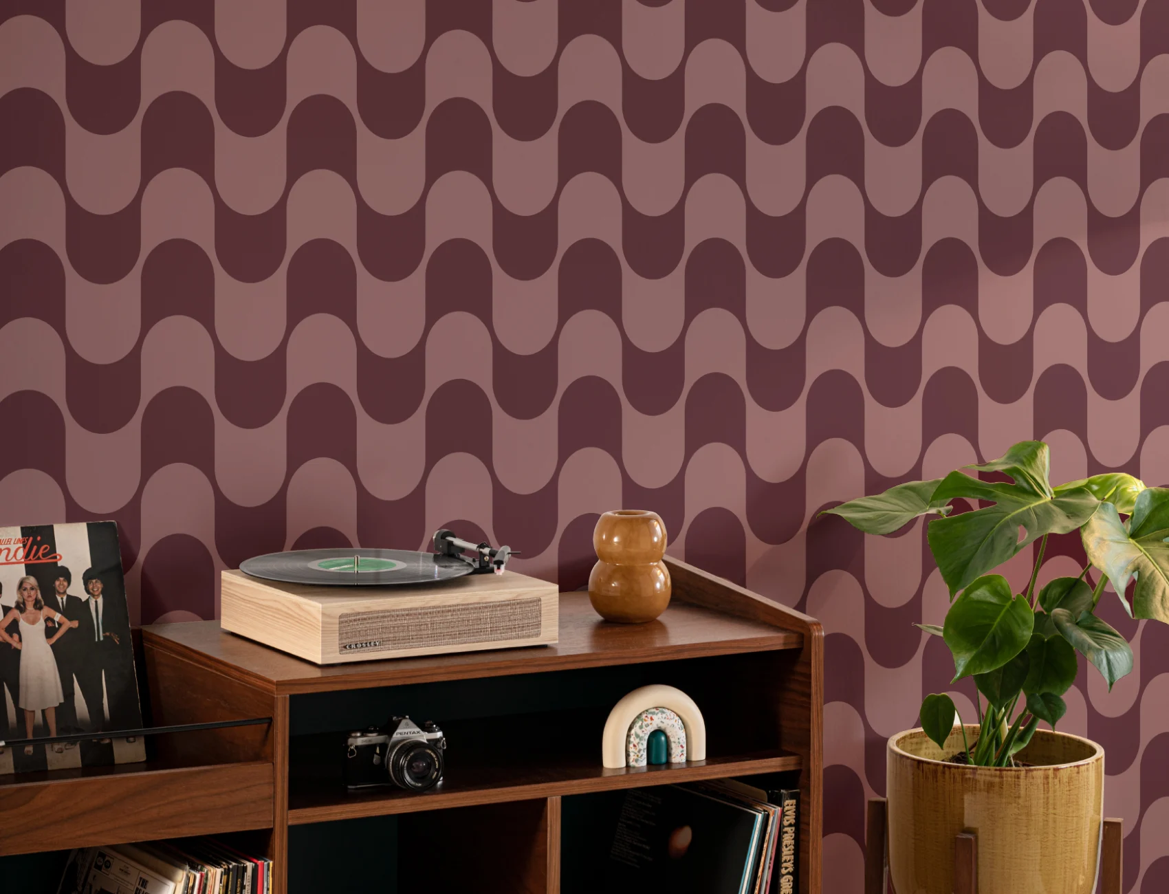 Papel pintado de rayas onduladas retro burdeos