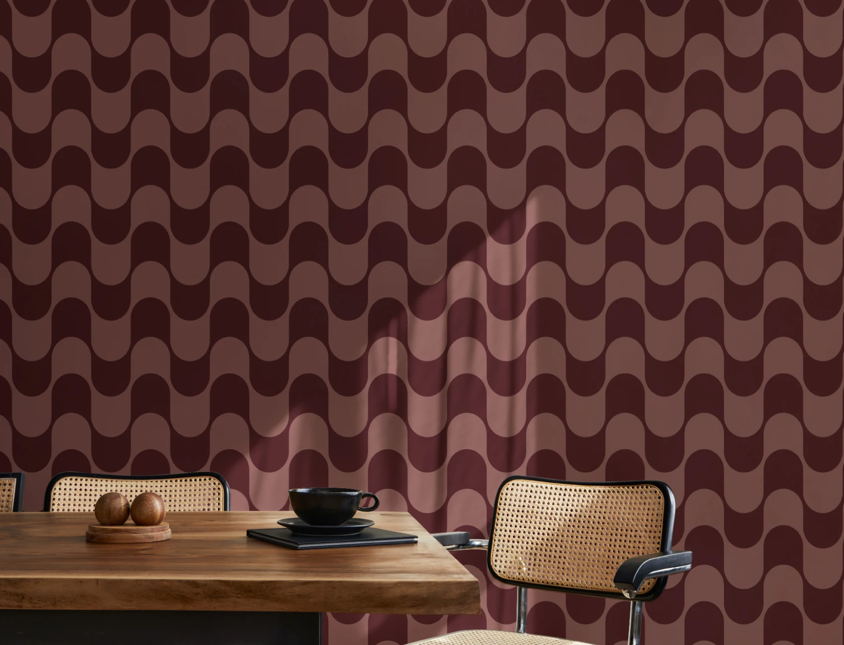 Papel pintado de rayas onduladas retro burdeos