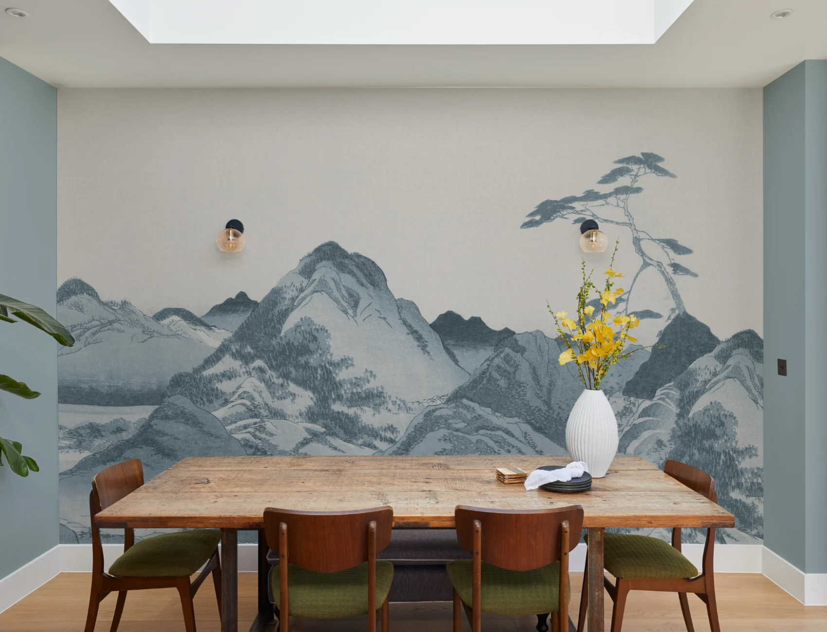 Mural de papel pintado Paisaje montañoso japonés azul