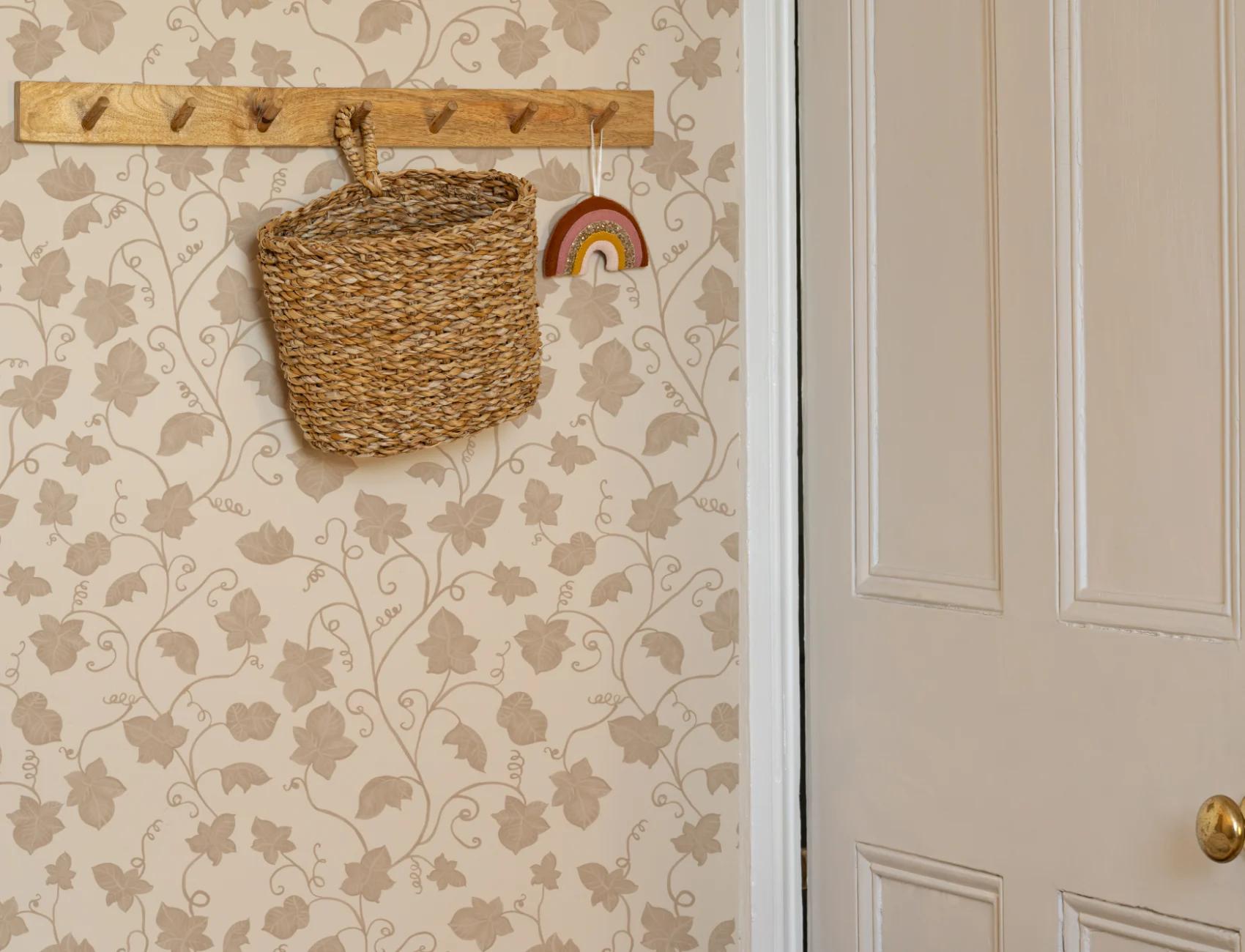 Beige Cute Ivy Wallpaper